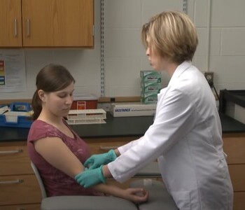 Лечение зависимости от аптечных препаратов в Егорьевске Врач делает инъекцию пациентке